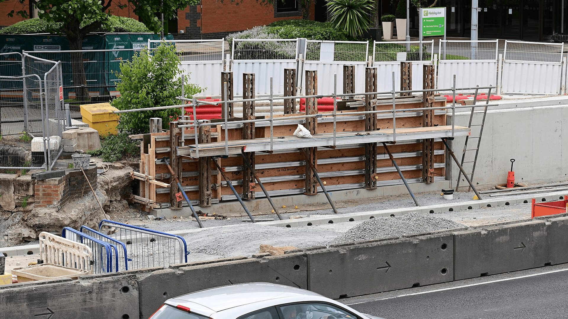 Retaining wall construction for dual occupancy battleaxe development